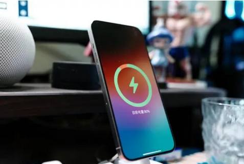 察布查尔苹果15换屏服务分享用什么充电器给iPhone15充电更好 